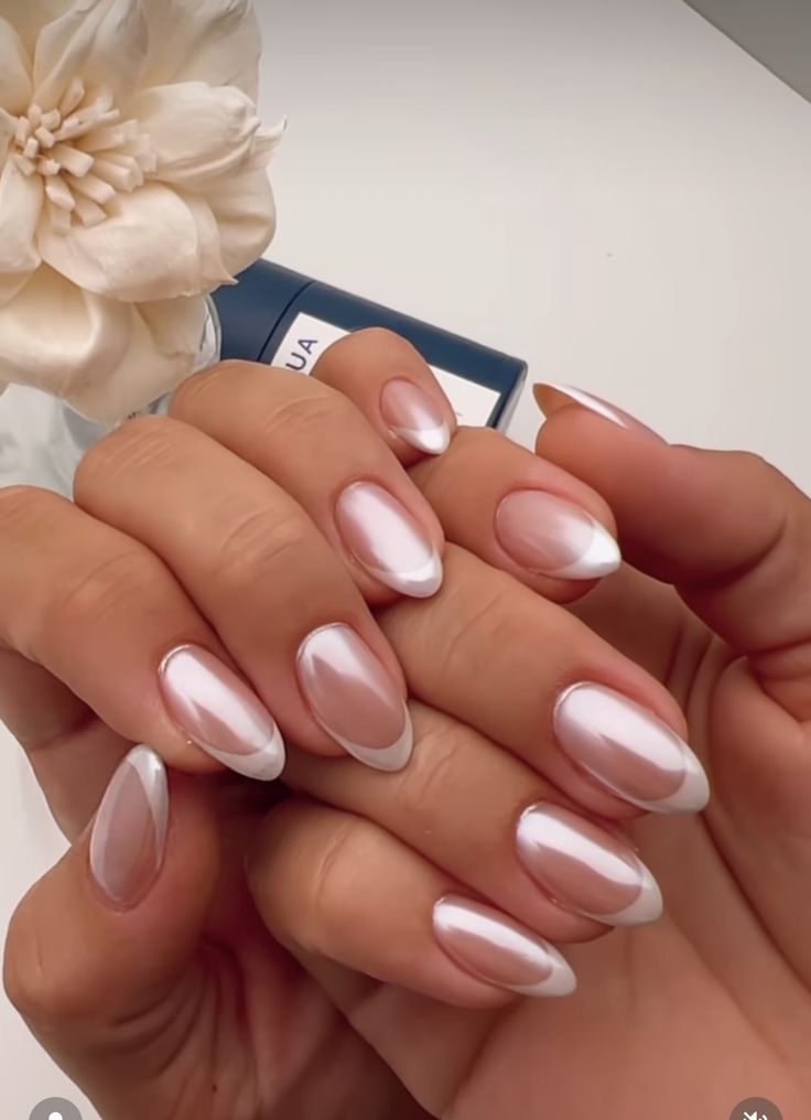 Dos manos mostrando uñas con polygel de color natural y puntas blancas, estilo francés